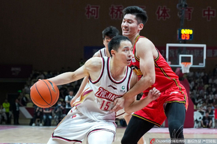 邓弗里斯：希望两到三周内复出，我们的球队就像一个大家庭（邓弗里斯：争取两到三周内复出，球队像一个大家庭）